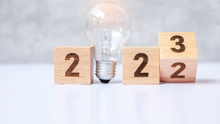 2022 to 2023 block with lightbulb.
